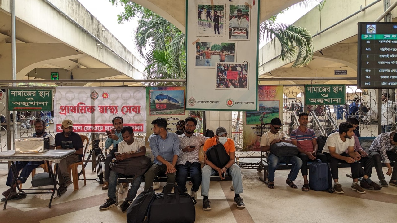 কমলাপুরে ট্রেনের জন্য অপেক্ষায় যাত্রীরা। ছবি: চরচা