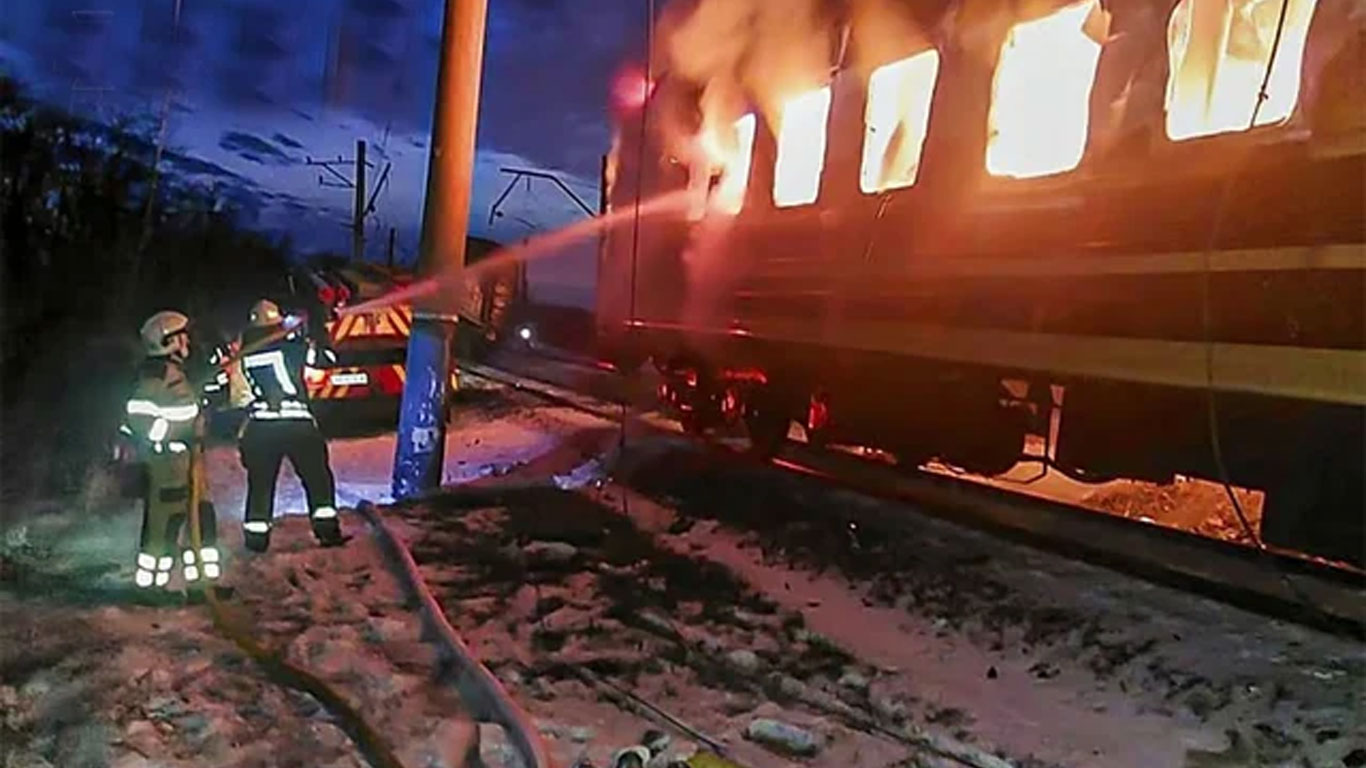 ইউক্রেনের যাত্রীবাহী ট্রেনে রাশিয়ার ড্রোন হামলা, নিহত ১২
