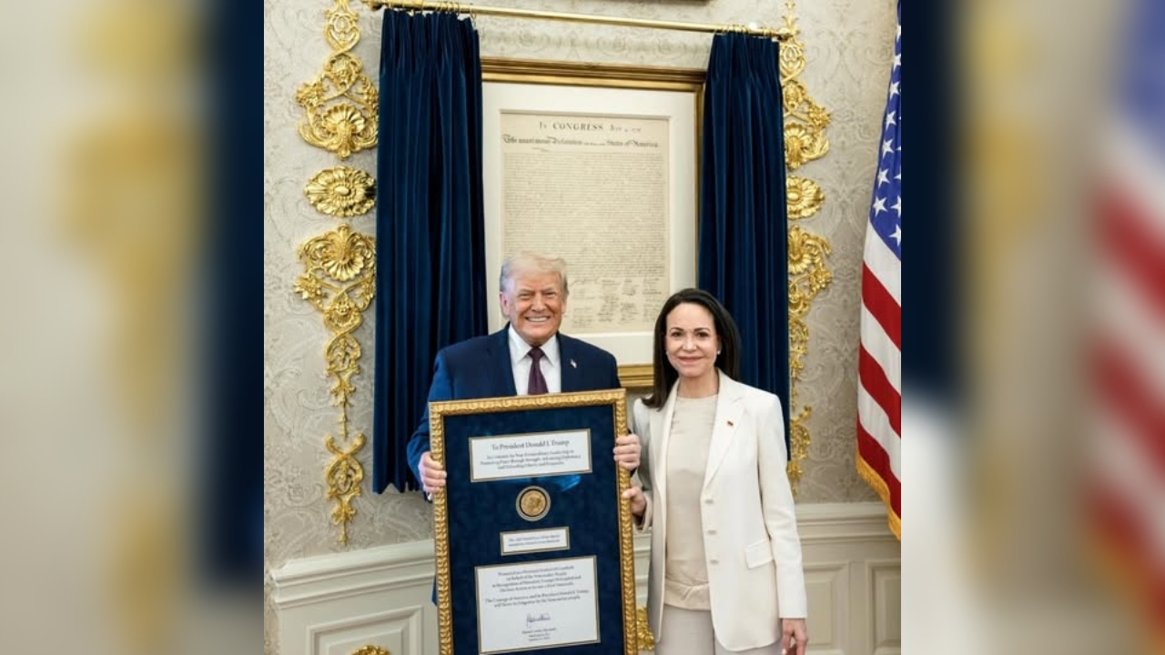 ট্রাম্পকে নোবেল পদক উপহার দিলেন মাচাদো