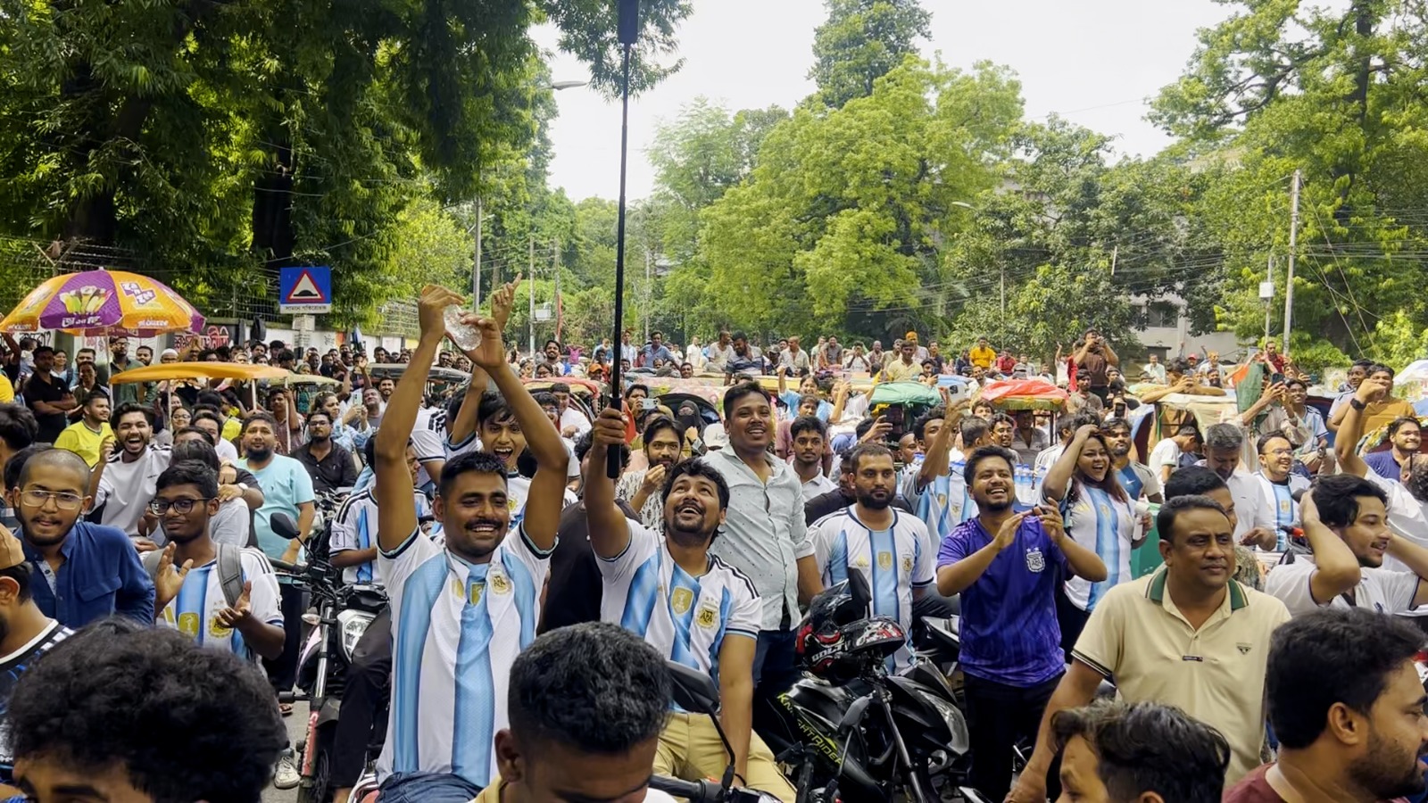 টিএসসিতে আর্জেন্টাইন ভক্তদের উল্লাস। ছবি: চরচা