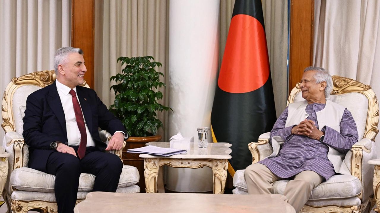 তুরস্কের প্রতিনিধির সঙ্গে প্রধান উপদেষ্টা মুহাম্মদ ইউনূস। ছবি: ফেসবুক
