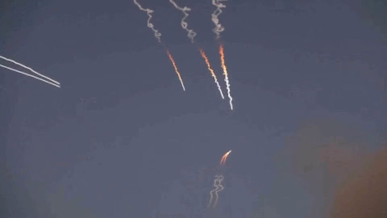 ইরানে ফের যুক্তরাষ্ট্রের হামলা, জবাবে হরমুজ বন্ধের ঘোষণা