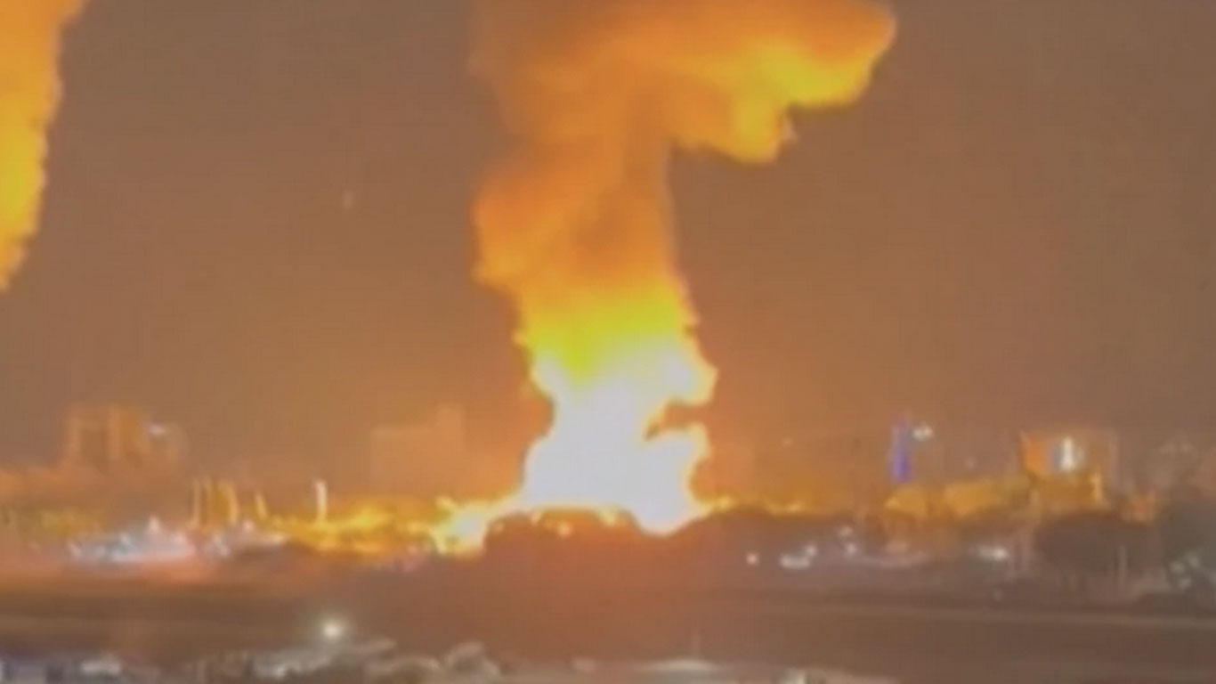 ট্রাম্পের হামলার নির্দেশ, ভেনেজুয়েলায় জরুরি অবস্থা জারি