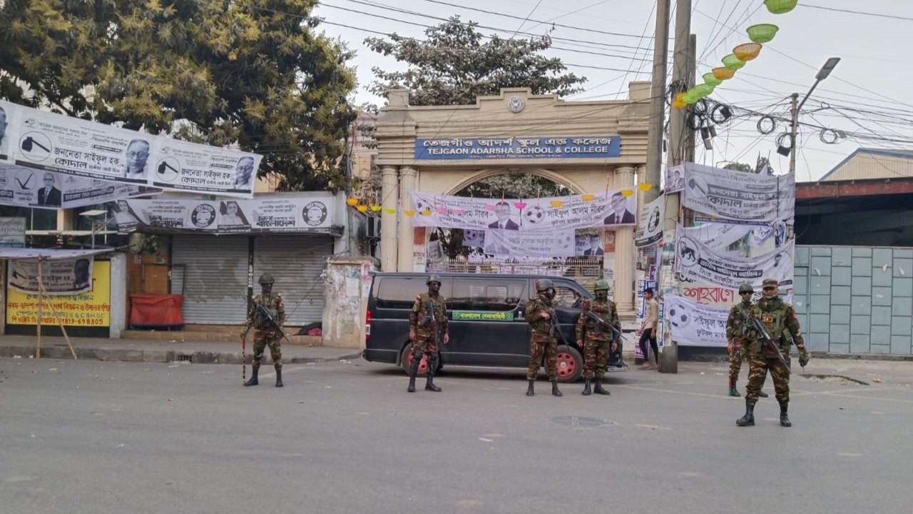 ভোটকেন্দ্রের বাইরে আইনশৃঙ্খলা বাহিনী। ছবি: চরচা