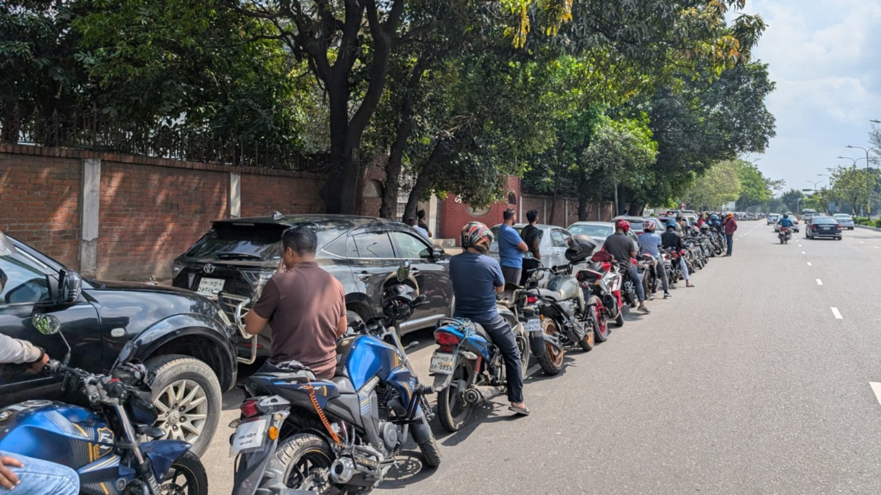 ফাঁকা ঢাকাতেও তেলের পাম্পে দীর্ঘ সারি