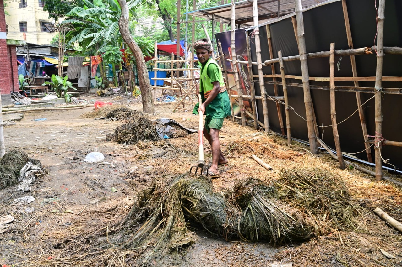 বর্জ্যমুক্ত মূল সড়ক, দুর্গন্ধ অলিগলিতে