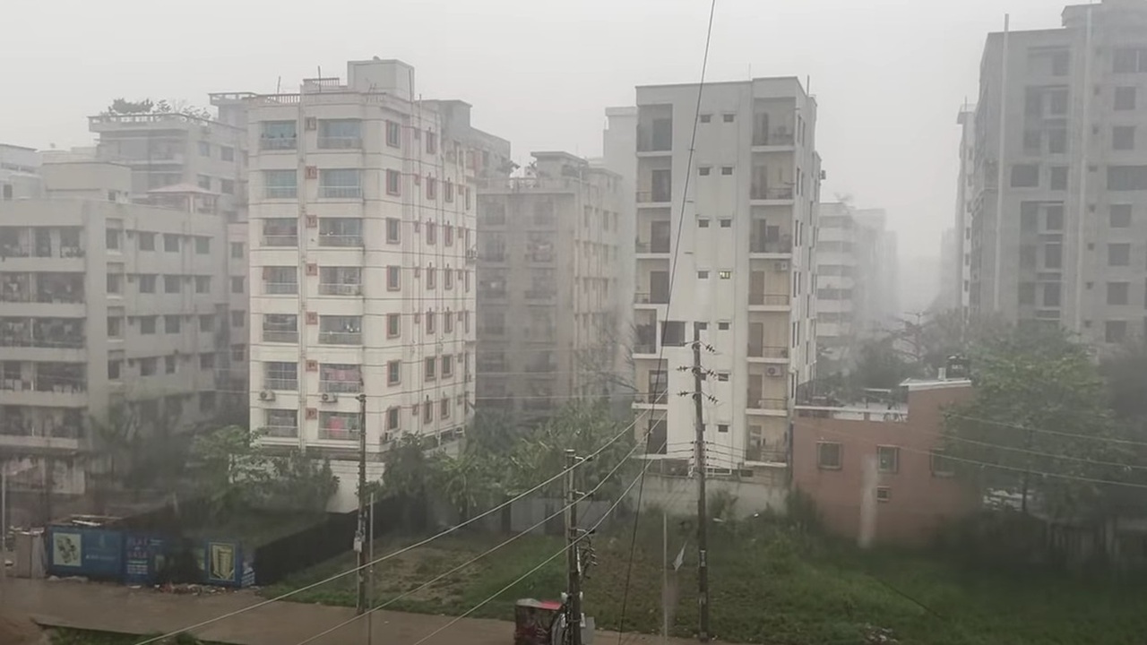 বছরের প্রথম বৃষ্টির দেখা পেল রাজধানীবাসী