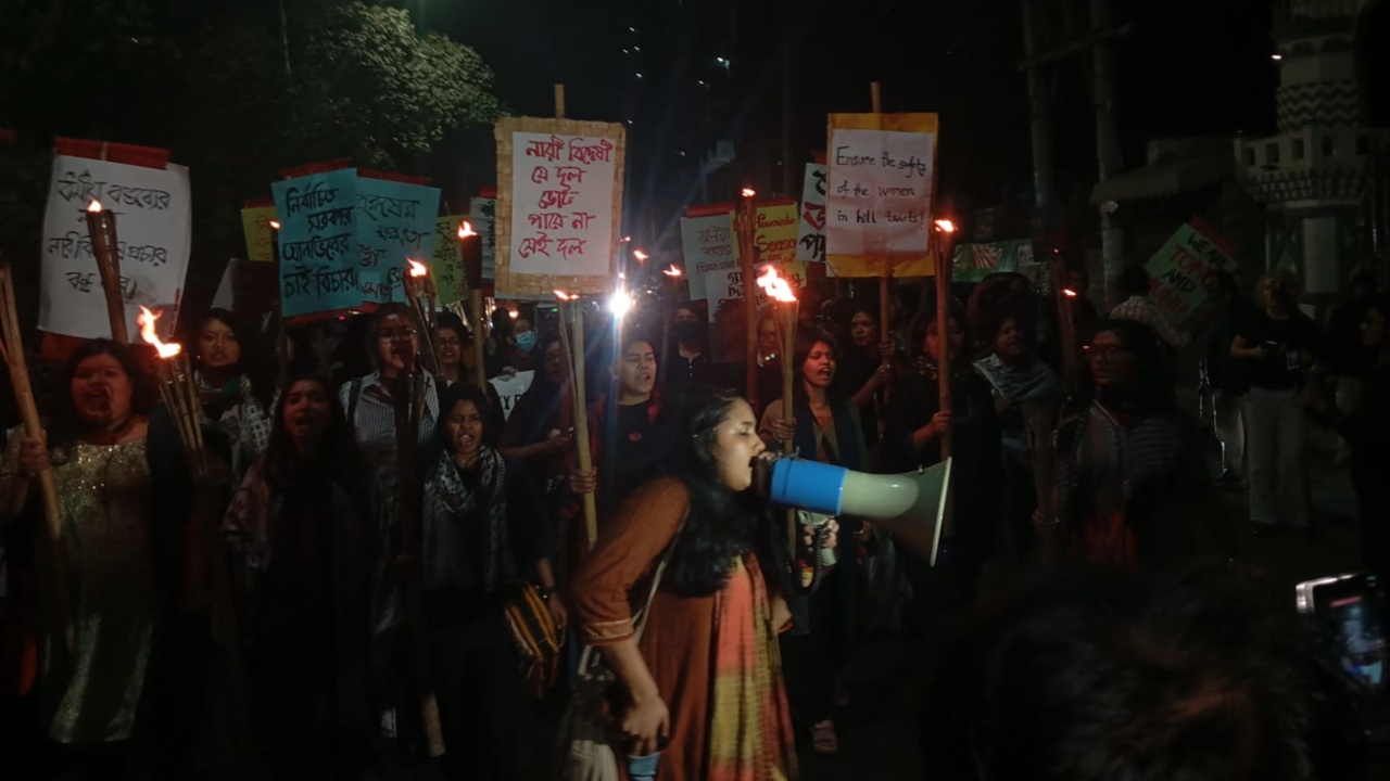 বাংলাদেশে ঝুঁকির মুখে নারীর স্বাধীনতা: গার্ডিয়ানের বিশ্লেষণ