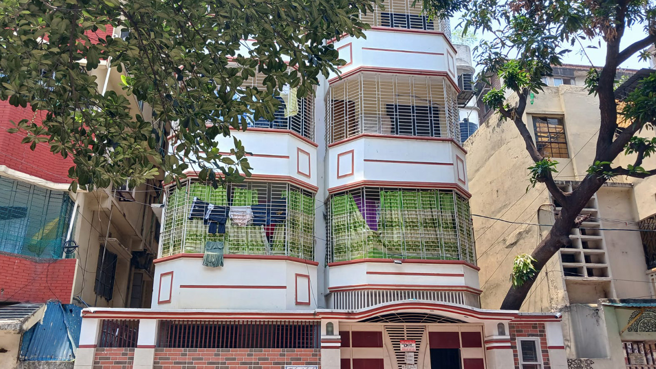 ফ্ল্যাটে কয়েকদিন পড়ে ছিল বৃদ্ধার মরদেহ, আসলে কী হয়েছিল