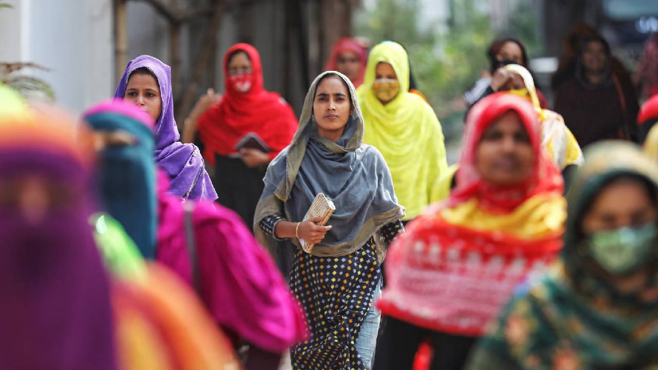 বাংলাদেশের পোশাক শিল্প খাতে ৪০ লাখের বেশি মানুষ কাজ করেন, যাদের বেশিরভাগই নারী। ছবি: রয়টার্স