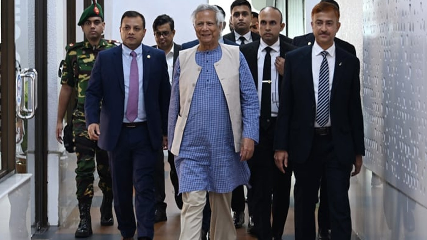 দেশে ফিরেছেন প্রধান উপদেষ্টা