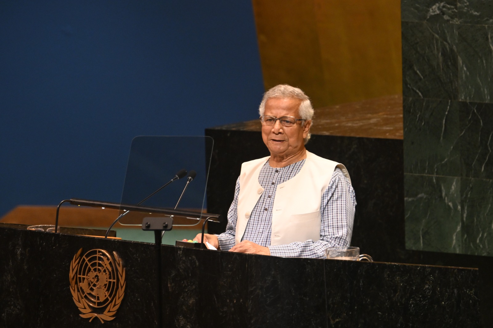 দক্ষিণ এশিয়া ও মধ্যপ্রাচ্যে অস্ত্রমুক্ত অঞ্চল প্রতিষ্ঠার আহ্বান প্রধান উপদেষ্টার